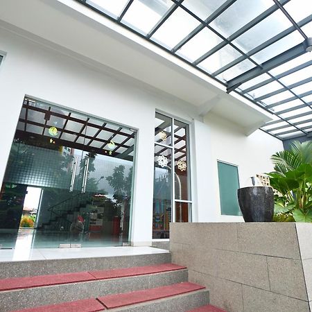 Front One Hotel Pasir Koja 반둥 외부 사진
