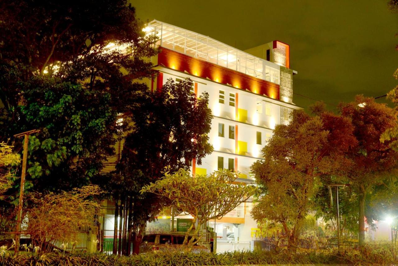 Front One Hotel Pasir Koja 반둥 외부 사진
