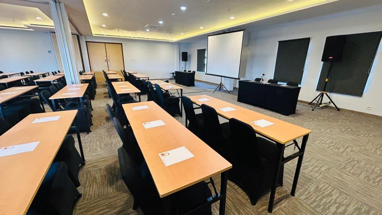Front One Hotel Pasir Koja 반둥 외부 사진