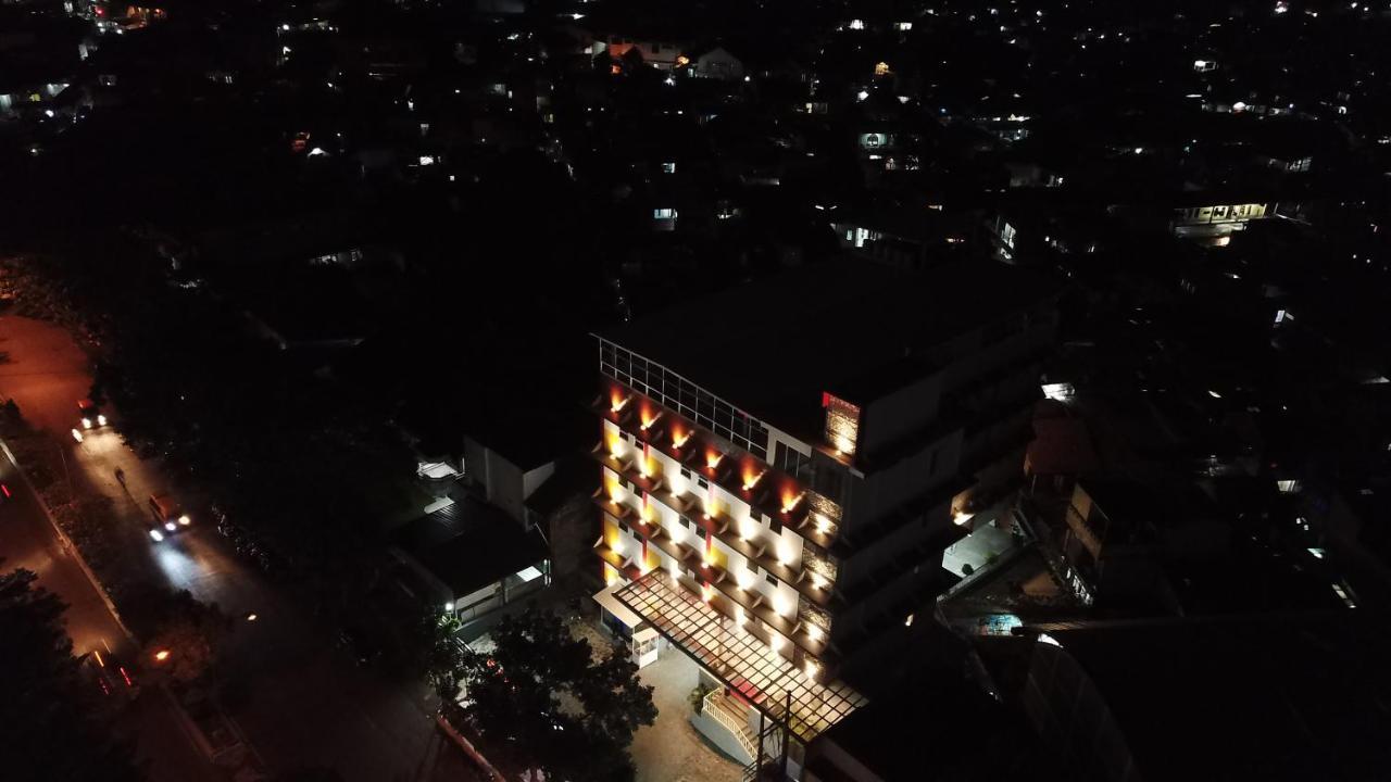 Front One Hotel Pasir Koja 반둥 외부 사진