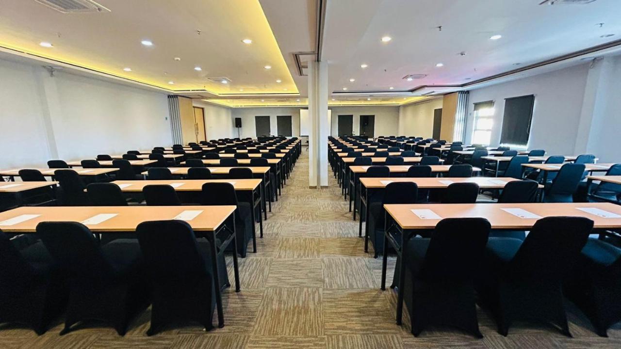 Front One Hotel Pasir Koja 반둥 외부 사진