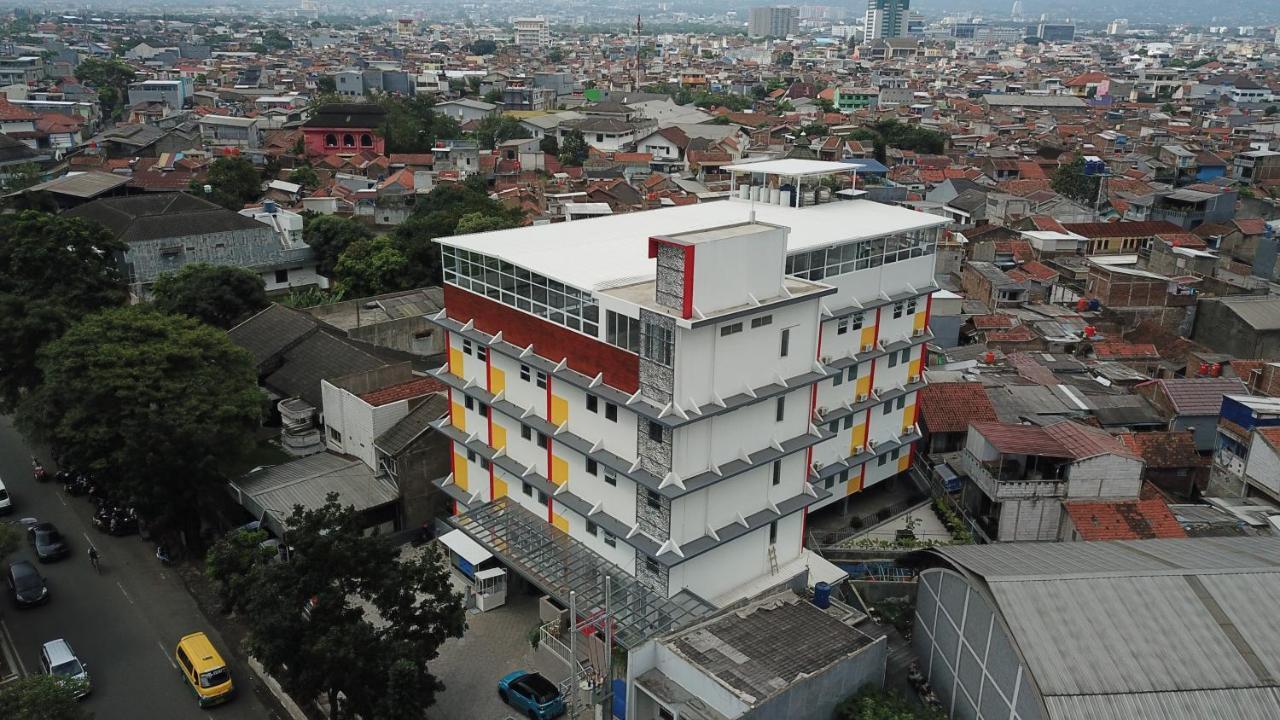Front One Hotel Pasir Koja 반둥 외부 사진