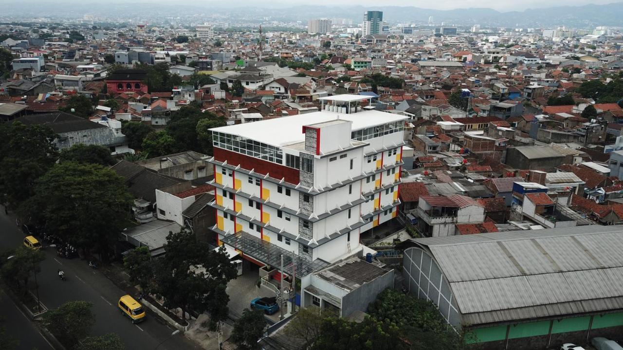 Front One Hotel Pasir Koja 반둥 외부 사진