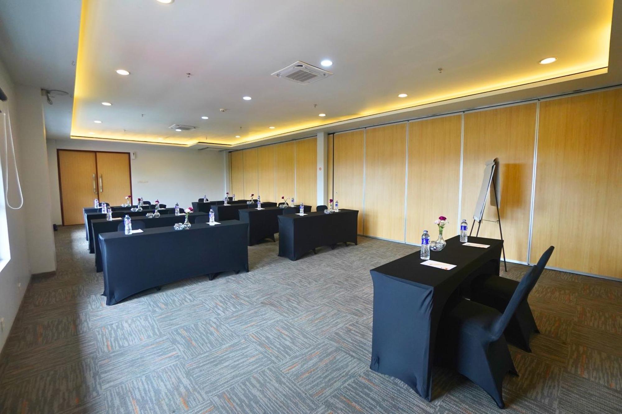 Front One Hotel Pasir Koja 반둥 외부 사진