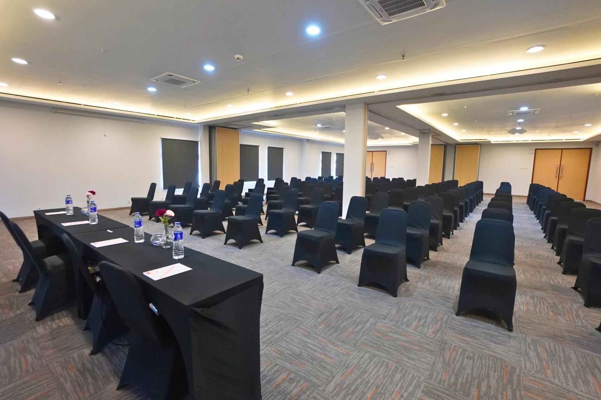 Front One Hotel Pasir Koja 반둥 외부 사진