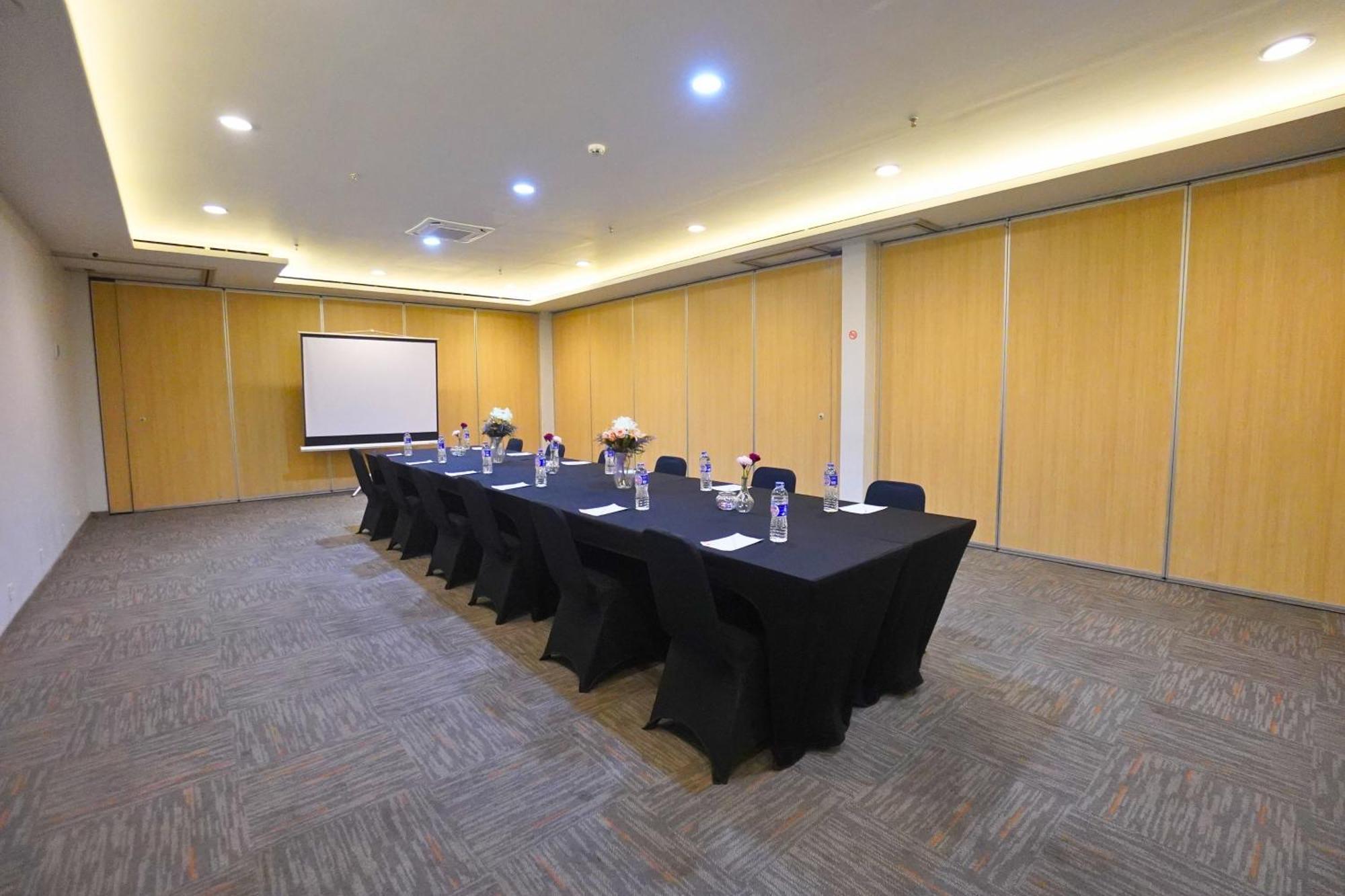 Front One Hotel Pasir Koja 반둥 외부 사진