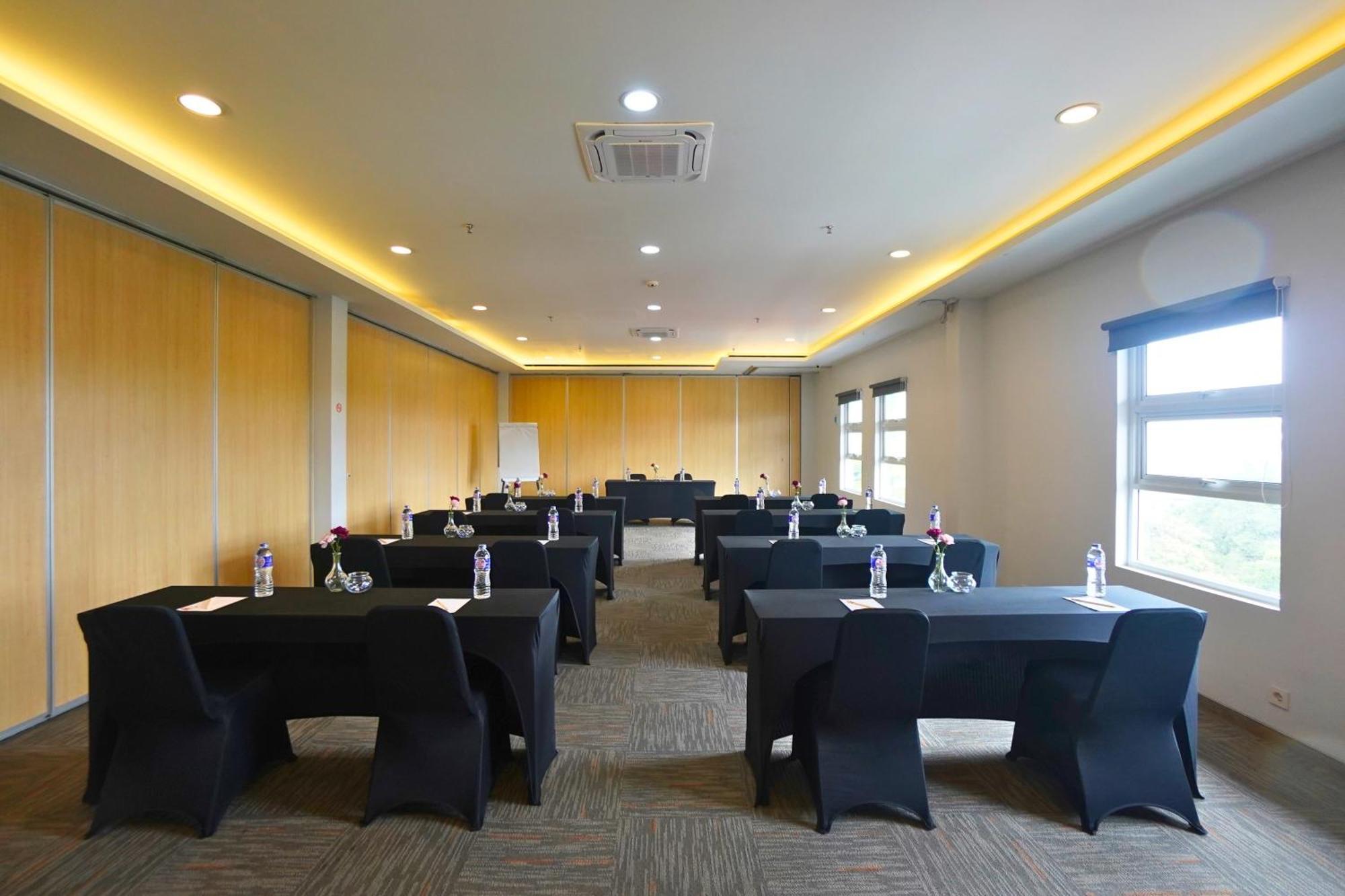 Front One Hotel Pasir Koja 반둥 외부 사진
