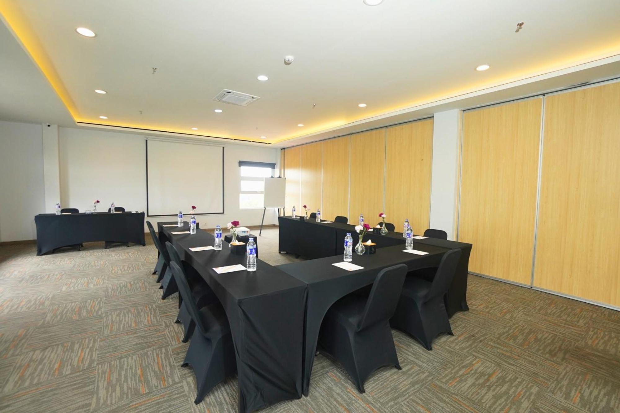 Front One Hotel Pasir Koja 반둥 외부 사진